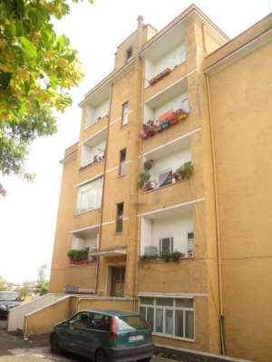 Abitazione in Roma (Roma) Viale Delle Medaglie D'Oro 84-86 (piano terzo, interno 8). Composto da: Corridoio, cucina, bagno, 3 camere, balcone + posto auto scoperto. Identificativi [N.C.E.U.] Categoria Catastale A2 foglio 368 part. 3980 sub. 8, posto auto scoperto ad uso esclusivo al foglio 368 part. 3980 sub. 19. Mq 78. Libero. Piena proprietà