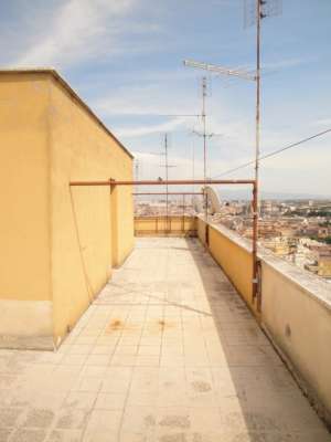 Abitazione in Roma (Roma) Viale Delle Medaglie D'Oro 84-86 (piano terzo, interno 8). Composto da: Corridoio, cucina, bagno, 3 camere, balcone + posto auto scoperto. Identificativi [N.C.E.U.] Categoria Catastale A2 foglio 368 part. 3980 sub. 8, posto auto scoperto ad uso esclusivo al foglio 368 part. 3980 sub. 19. Mq 78. Libero. Piena proprietà