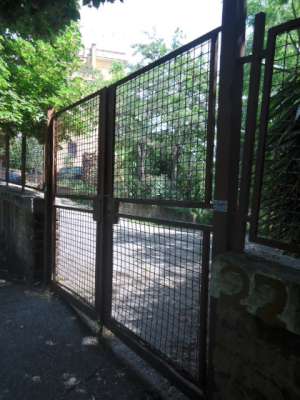 Abitazione in Roma (Roma) Viale Delle Medaglie D'Oro 84-86 (piano terzo, interno 8). Composto da: Corridoio, cucina, bagno, 3 camere, balcone + posto auto scoperto. Identificativi [N.C.E.U.] Categoria Catastale A2 foglio 368 part. 3980 sub. 8, posto auto scoperto ad uso esclusivo al foglio 368 part. 3980 sub. 19. Mq 78. Libero. Piena proprietà