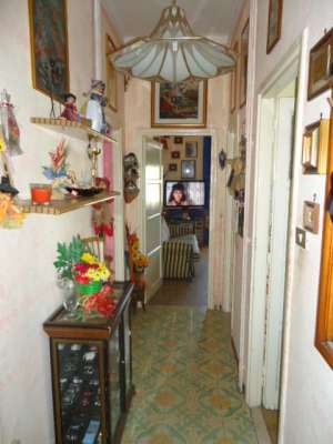 Abitazione in Roma (Roma) Viale Delle Medaglie D'Oro 84-86 (piano terzo, interno 8). Composto da: Corridoio, cucina, bagno, 3 camere, balcone + posto auto scoperto. Identificativi [N.C.E.U.] Categoria Catastale A2 foglio 368 part. 3980 sub. 8, posto auto scoperto ad uso esclusivo al foglio 368 part. 3980 sub. 19. Mq 78. Libero. Piena proprietà