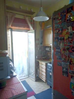 Abitazione in Roma (Roma) Viale Delle Medaglie D'Oro 84-86 (piano terzo, interno 8). Composto da: Corridoio, cucina, bagno, 3 camere, balcone + posto auto scoperto. Identificativi [N.C.E.U.] Categoria Catastale A2 foglio 368 part. 3980 sub. 8, posto auto scoperto ad uso esclusivo al foglio 368 part. 3980 sub. 19. Mq 78. Libero. Piena proprietà