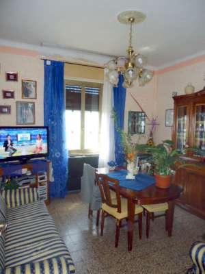 Abitazione in Roma (Roma) Viale Delle Medaglie D'Oro 84-86 (piano terzo, interno 8). Composto da: Corridoio, cucina, bagno, 3 camere, balcone + posto auto scoperto. Identificativi [N.C.E.U.] Categoria Catastale A2 foglio 368 part. 3980 sub. 8, posto auto scoperto ad uso esclusivo al foglio 368 part. 3980 sub. 19. Mq 78. Libero. Piena proprietà