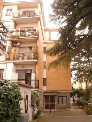 Abitazione in Roma (Roma) Via Tommaso Pendola 7 (scala A, piano secondo, interno 7). Composto da: Disimpegno, 4 camere, cucina, bagno, 2 balconi + Cantina. Identificativi [N.C.E.U.] Categoria Catastale A2 foglio 360 part. 2858 sub. 7 (compreso cantina ad uso esclusivo). Mq 113. Libero. Piena proprietà