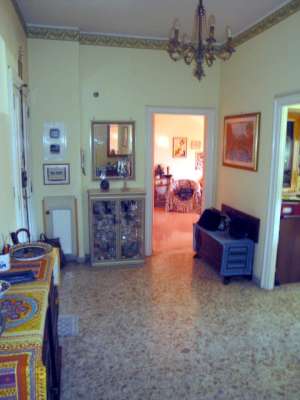 Abitazione in Roma (Roma) Via Tommaso Pendola 7 (scala A, piano secondo, interno 7). Composto da: Disimpegno, 4 camere, cucina, bagno, 2 balconi + Cantina. Identificativi [N.C.E.U.] Categoria Catastale A2 foglio 360 part. 2858 sub. 7 (compreso cantina ad uso esclusivo). Mq 113. Libero. Piena proprietà