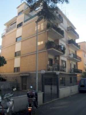 Abitazione in Roma (Roma) Via Tommaso Pendola 7 (scala A, piano quarto, interno 12). Composto da: Disimpegno, cucina, soggiorno, bagno, camera, balcone e ampio terrazzo + Cantina e soffitta. Identificativi [N.C.E.U.] Categoria Catastale A2 foglio 360 part. 2858 sub. 12 (compreso deposito sottotetto e cantina).. Mq 82. Libero. Piena proprietà
