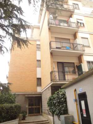 Abitazione in Roma (Roma) Via Tommaso Pendola 7 (scala A, piano quarto, interno 12). Composto da: Disimpegno, cucina, soggiorno, bagno, camera, balcone e ampio terrazzo + Cantina e soffitta. Identificativi [N.C.E.U.] Categoria Catastale A2 foglio 360 part. 2858 sub. 12 (compreso deposito sottotetto e cantina).. Mq 82. Libero. Piena proprietà