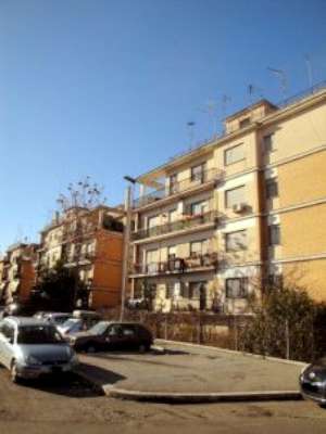 Abitazione in Roma (Roma) Via Tommaso Pendola 7 (scala A, piano quarto, interno 12). Composto da: Disimpegno, cucina, soggiorno, bagno, camera, balcone e ampio terrazzo + Cantina e soffitta. Identificativi [N.C.E.U.] Categoria Catastale A2 foglio 360 part. 2858 sub. 12 (compreso deposito sottotetto e cantina).. Mq 82. Libero. Piena proprietà