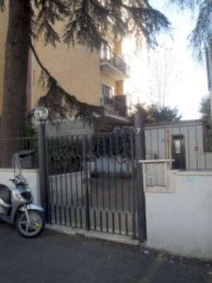 Abitazione in Roma (Roma) Via Tommaso Pendola 7 (scala A, piano quarto, interno 12). Composto da: Disimpegno, cucina, soggiorno, bagno, camera, balcone e ampio terrazzo + Cantina e soffitta. Identificativi [N.C.E.U.] Categoria Catastale A2 foglio 360 part. 2858 sub. 12 (compreso deposito sottotetto e cantina).. Mq 82. Libero. Piena proprietà