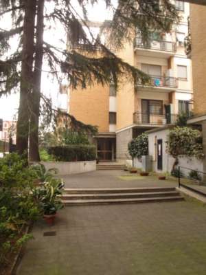 Abitazione in Roma (Roma) Via Tommaso Pendola 7 (scala A, piano quarto, interno 12). Composto da: Disimpegno, cucina, soggiorno, bagno, camera, balcone e ampio terrazzo + Cantina e soffitta. Identificativi [N.C.E.U.] Categoria Catastale A2 foglio 360 part. 2858 sub. 12 (compreso deposito sottotetto e cantina).. Mq 82. Libero. Piena proprietà