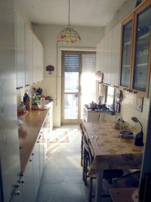 Abitazione in Roma (Roma) Via Tommaso Pendola 7 (scala A, piano quarto, interno 12). Composto da: Disimpegno, cucina, soggiorno, bagno, camera, balcone e ampio terrazzo + Cantina e soffitta. Identificativi [N.C.E.U.] Categoria Catastale A2 foglio 360 part. 2858 sub. 12 (compreso deposito sottotetto e cantina).. Mq 82. Libero. Piena proprietà