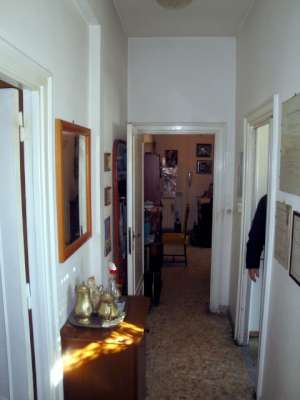 Abitazione in Roma (Roma) Via Tommaso Pendola 7 (scala A, piano quarto, interno 12). Composto da: Disimpegno, cucina, soggiorno, bagno, camera, balcone e ampio terrazzo + Cantina e soffitta. Identificativi [N.C.E.U.] Categoria Catastale A2 foglio 360 part. 2858 sub. 12 (compreso deposito sottotetto e cantina).. Mq 82. Libero. Piena proprietà