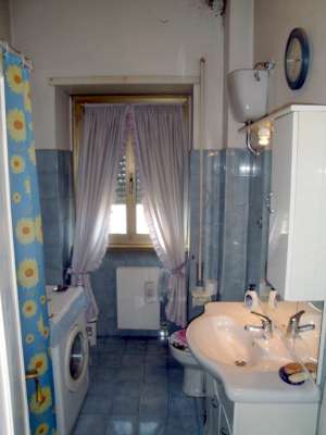 Abitazione in Roma (Roma) Via Tommaso Pendola 7 (scala A, piano quarto, interno 12). Composto da: Disimpegno, cucina, soggiorno, bagno, camera, balcone e ampio terrazzo + Cantina e soffitta. Identificativi [N.C.E.U.] Categoria Catastale A2 foglio 360 part. 2858 sub. 12 (compreso deposito sottotetto e cantina).. Mq 82. Libero. Piena proprietà
