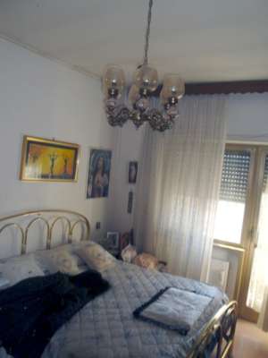 Abitazione in Roma (Roma) Via Tommaso Pendola 7 (scala A, piano quarto, interno 12). Composto da: Disimpegno, cucina, soggiorno, bagno, camera, balcone e ampio terrazzo + Cantina e soffitta. Identificativi [N.C.E.U.] Categoria Catastale A2 foglio 360 part. 2858 sub. 12 (compreso deposito sottotetto e cantina).. Mq 82. Libero. Piena proprietà