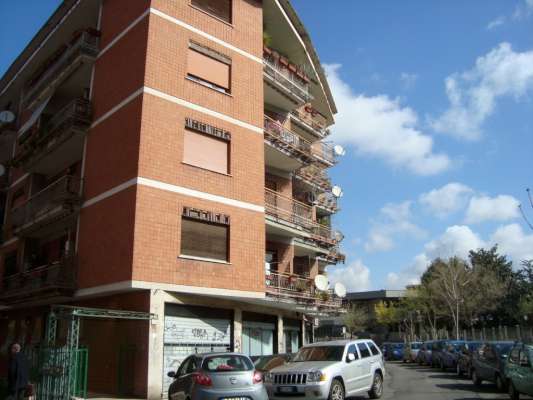 Abitazione in Roma (Roma) Via Roccagorga 15 (scala A, piano terzo, interno 8). Composto da: Ingresso, cucina, corridoio, 2 bagni, 4 camere, balcone + posto auto coperto cantina. Identificativi [N.C.E.U.] Categoria Catastale A2 foglio 909 part. 1994 sub. 552, con deposito ad uso esclusivo al foglio 909 part. 1994 sub. 528 e posto auto coperto ad uso esclusivo al foglio 909 part. 1994 sub. 525. Mq 121. Libero. Piena proprietà