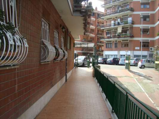 Abitazione in Roma (Roma) Via Roccagorga 15 (scala A, piano terzo, interno 8). Composto da: Ingresso, cucina, corridoio, 2 bagni, 4 camere, balcone + posto auto coperto cantina. Identificativi [N.C.E.U.] Categoria Catastale A2 foglio 909 part. 1994 sub. 552, con deposito ad uso esclusivo al foglio 909 part. 1994 sub. 528 e posto auto coperto ad uso esclusivo al foglio 909 part. 1994 sub. 525. Mq 121. Libero. Piena proprietà