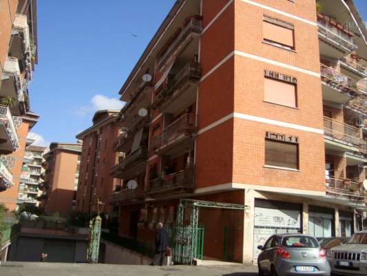 Abitazione in Roma (Roma) Via Roccagorga 15 (scala A, piano terzo, interno 8). Composto da: Ingresso, cucina, corridoio, 2 bagni, 4 camere, balcone + posto auto coperto cantina. Identificativi [N.C.E.U.] Categoria Catastale A2 foglio 909 part. 1994 sub. 552, con deposito ad uso esclusivo al foglio 909 part. 1994 sub. 528 e posto auto coperto ad uso esclusivo al foglio 909 part. 1994 sub. 525. Mq 121. Libero. Piena proprietà