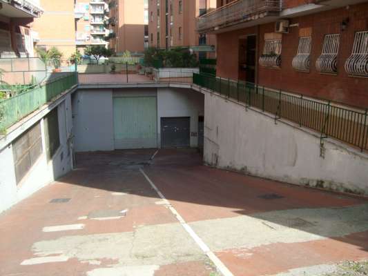 Abitazione in Roma (Roma) Via Roccagorga 15 (scala A, piano terzo, interno 8). Composto da: Ingresso, cucina, corridoio, 2 bagni, 4 camere, balcone + posto auto coperto cantina. Identificativi [N.C.E.U.] Categoria Catastale A2 foglio 909 part. 1994 sub. 552, con deposito ad uso esclusivo al foglio 909 part. 1994 sub. 528 e posto auto coperto ad uso esclusivo al foglio 909 part. 1994 sub. 525. Mq 121. Libero. Piena proprietà