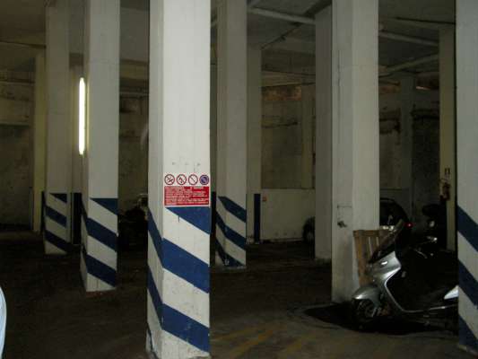 Abitazione in Roma (Roma) Via Roccagorga 15 (scala A, piano terzo, interno 8). Composto da: Ingresso, cucina, corridoio, 2 bagni, 4 camere, balcone + posto auto coperto cantina. Identificativi [N.C.E.U.] Categoria Catastale A2 foglio 909 part. 1994 sub. 552, con deposito ad uso esclusivo al foglio 909 part. 1994 sub. 528 e posto auto coperto ad uso esclusivo al foglio 909 part. 1994 sub. 525. Mq 121. Libero. Piena proprietà