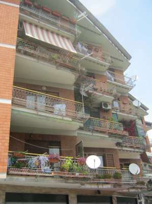 Abitazione in Roma (Roma) Via Roccagorga 15 (scala A, piano quinto, interno 14). Composto da: Ingresso, cucina, corridoio, bagno, 3 camere, 2 balconi Identificativi [N.C.E.U.] Categoria Catastale A2 foglio 909 part. 1994 sub. 558. Mq 117. Libero. Piena proprietà