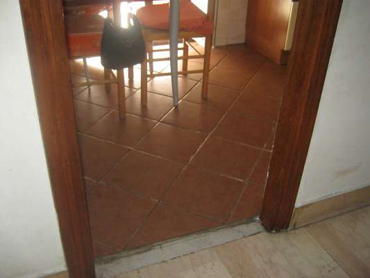 Abitazione in Roma (Roma) Via Roccagorga 15 (scala A, piano quinto, interno 14). Composto da: Ingresso, cucina, corridoio, bagno, 3 camere, 2 balconi Identificativi [N.C.E.U.] Categoria Catastale A2 foglio 909 part. 1994 sub. 558. Mq 117. Libero. Piena proprietà