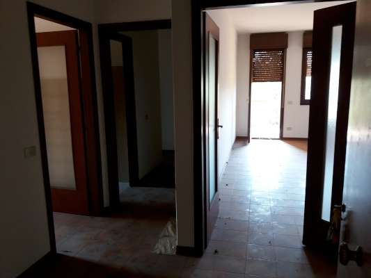 Abitazione in Rovigo (Rovigo) Via Stacche 17 (scala B, piano secondo). Composto da: Ingresso, corridoio, cucina, 2 camere, pranzo soggiorno, ripostiglio, bagno, wc, 2 terrazze + cantina box auto. Identificativi [N.C.E.U.] Categoria Catastale A/2 foglio 22 part. 721 sub. 33 (compresa cantina ad uso esclusivo), con box auto ad uso esclusivo al foglio 22 part. 721 sub. 19. Mq 110. Libero. Piena proprietà