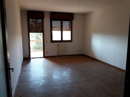 Abitazione in Rovigo (Rovigo) Via Stacche 17 (scala B, piano secondo). Composto da: Ingresso, corridoio, cucina, 2 camere, pranzo soggiorno, ripostiglio, bagno, wc, 2 terrazze + cantina box auto. Identificativi [N.C.E.U.] Categoria Catastale A/2 foglio 22 part. 721 sub. 33 (compresa cantina ad uso esclusivo), con box auto ad uso esclusivo al foglio 22 part. 721 sub. 19. Mq 110. Libero. Piena proprietà