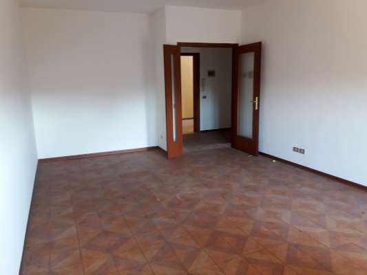 Abitazione in Rovigo (Rovigo) Via Stacche 17 (scala B, piano secondo). Composto da: Ingresso, corridoio, cucina, 2 camere, pranzo soggiorno, ripostiglio, bagno, wc, 2 terrazze + cantina box auto. Identificativi [N.C.E.U.] Categoria Catastale A/2 foglio 22 part. 721 sub. 33 (compresa cantina ad uso esclusivo), con box auto ad uso esclusivo al foglio 22 part. 721 sub. 19. Mq 110. Libero. Piena proprietà