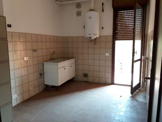 Abitazione in Rovigo (Rovigo) Via Stacche 17 (scala B, piano secondo). Composto da: Ingresso, corridoio, cucina, 2 camere, pranzo soggiorno, ripostiglio, bagno, wc, 2 terrazze + cantina box auto. Identificativi [N.C.E.U.] Categoria Catastale A/2 foglio 22 part. 721 sub. 33 (compresa cantina ad uso esclusivo), con box auto ad uso esclusivo al foglio 22 part. 721 sub. 19. Mq 110. Libero. Piena proprietà