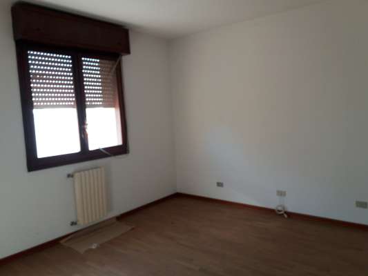 Abitazione in Rovigo (Rovigo) Via Stacche 17 (scala B, piano secondo). Composto da: Ingresso, corridoio, cucina, 2 camere, pranzo soggiorno, ripostiglio, bagno, wc, 2 terrazze + cantina box auto. Identificativi [N.C.E.U.] Categoria Catastale A/2 foglio 22 part. 721 sub. 33 (compresa cantina ad uso esclusivo), con box auto ad uso esclusivo al foglio 22 part. 721 sub. 19. Mq 110. Libero. Piena proprietà