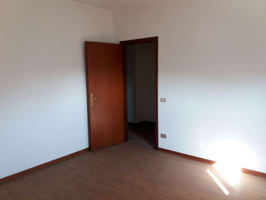 Abitazione in Rovigo (Rovigo) Via Stacche 17 (scala B, piano secondo). Composto da: Ingresso, corridoio, cucina, 2 camere, pranzo soggiorno, ripostiglio, bagno, wc, 2 terrazze + cantina box auto. Identificativi [N.C.E.U.] Categoria Catastale A/2 foglio 22 part. 721 sub. 33 (compresa cantina ad uso esclusivo), con box auto ad uso esclusivo al foglio 22 part. 721 sub. 19. Mq 110. Libero. Piena proprietà