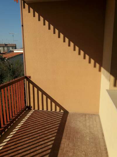 Abitazione in Rovigo (Rovigo) Via Stacche 17 (scala B, piano secondo). Composto da: Ingresso, corridoio, cucina, 2 camere, pranzo soggiorno, ripostiglio, bagno, wc, 2 terrazze + cantina box auto. Identificativi [N.C.E.U.] Categoria Catastale A/2 foglio 22 part. 721 sub. 33 (compresa cantina ad uso esclusivo), con box auto ad uso esclusivo al foglio 22 part. 721 sub. 19. Mq 110. Libero. Piena proprietà