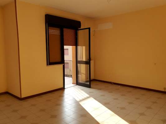 Abitazione in Rovigo (Rovigo) Via Stacche 21 (piano secondo). Composto da: Ingresso, corridoio, cucina, 3 camere, pranzo soggiorno, ripostiglio, bagno, wc, 3 terrazze + cantina box auto. Identificativi [N.C.E.U.] Categoria Catastale A/2 foglio 22 part. 721 sub. 63 (compresa cantina ad uso esclusivo), con box auto ad uso esclusivo al foglio 22 part. 721 sub. 59. Mq 137. Libero. Piena proprietà
