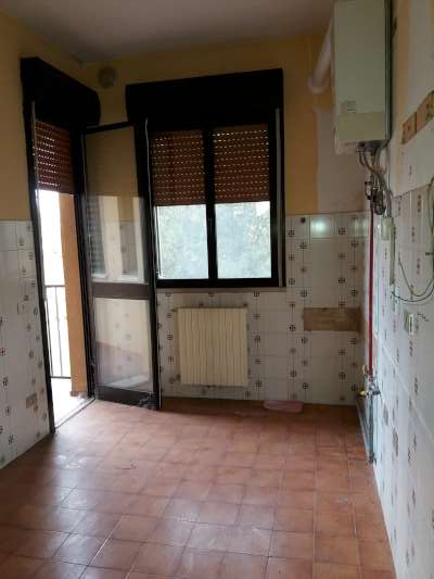 Abitazione in Rovigo (Rovigo) Via Stacche 21 (piano secondo). Composto da: Ingresso, corridoio, cucina, 3 camere, pranzo soggiorno, ripostiglio, bagno, wc, 3 terrazze + cantina box auto. Identificativi [N.C.E.U.] Categoria Catastale A/2 foglio 22 part. 721 sub. 63 (compresa cantina ad uso esclusivo), con box auto ad uso esclusivo al foglio 22 part. 721 sub. 59. Mq 137. Libero. Piena proprietà