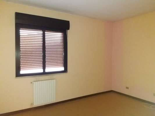 Abitazione in Rovigo (Rovigo) Via Stacche 21 (piano secondo). Composto da: Ingresso, corridoio, cucina, 3 camere, pranzo soggiorno, ripostiglio, bagno, wc, 3 terrazze + cantina box auto. Identificativi [N.C.E.U.] Categoria Catastale A/2 foglio 22 part. 721 sub. 63 (compresa cantina ad uso esclusivo), con box auto ad uso esclusivo al foglio 22 part. 721 sub. 59. Mq 137. Libero. Piena proprietà