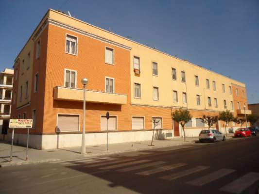 Abitazione in Sabaudia (Latina) Corso Vittorio Emanuele Iii 67D (piano secondo, interno 17). Composto da: Ingresso, disimpegno, 3 camere, cucina, WC e ripostiglio + Locale di deposito (250 millesimi di proprietà) posto auto coperto. Identificativi [N.C.E.U.] Categoria Catastale A3 foglio 109 part. 44 sub. 36, con posto auto coperto ad uso esclusivo al foglio 109 part. 44 sub. 60 e deposito ad uso comune (millesimi di proprietà 250) al foglio 109 part. 44 sub. 47.. Mq 104. Libero. Piena proprietà