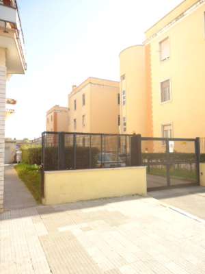 Abitazione in Sabaudia (Latina) Corso Vittorio Emanuele Iii 67D (piano secondo, interno 17). Composto da: Ingresso, disimpegno, 3 camere, cucina, WC e ripostiglio + Locale di deposito (250 millesimi di proprietà) posto auto coperto. Identificativi [N.C.E.U.] Categoria Catastale A3 foglio 109 part. 44 sub. 36, con posto auto coperto ad uso esclusivo al foglio 109 part. 44 sub. 60 e deposito ad uso comune (millesimi di proprietà 250) al foglio 109 part. 44 sub. 47.. Mq 104. Libero. Piena proprietà