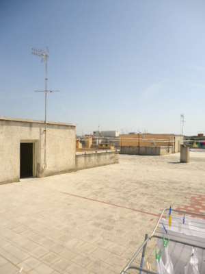 Abitazione in Sabaudia (Latina) Corso Vittorio Emanuele Iii 67D (piano secondo, interno 17). Composto da: Ingresso, disimpegno, 3 camere, cucina, WC e ripostiglio + Locale di deposito (250 millesimi di proprietà) posto auto coperto. Identificativi [N.C.E.U.] Categoria Catastale A3 foglio 109 part. 44 sub. 36, con posto auto coperto ad uso esclusivo al foglio 109 part. 44 sub. 60 e deposito ad uso comune (millesimi di proprietà 250) al foglio 109 part. 44 sub. 47.. Mq 104. Libero. Piena proprietà