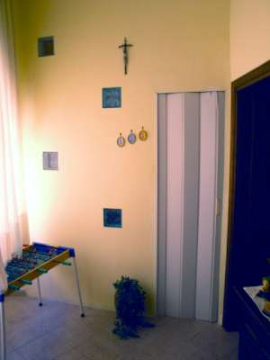 Abitazione in Sabaudia (Latina) Corso Vittorio Emanuele Iii 67D (piano secondo, interno 17). Composto da: Ingresso, disimpegno, 3 camere, cucina, WC e ripostiglio + Locale di deposito (250 millesimi di proprietà) posto auto coperto. Identificativi [N.C.E.U.] Categoria Catastale A3 foglio 109 part. 44 sub. 36, con posto auto coperto ad uso esclusivo al foglio 109 part. 44 sub. 60 e deposito ad uso comune (millesimi di proprietà 250) al foglio 109 part. 44 sub. 47.. Mq 104. Libero. Piena proprietà