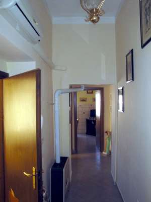 Abitazione in Sabaudia (Latina) Corso Vittorio Emanuele Iii 67D (piano secondo, interno 17). Composto da: Ingresso, disimpegno, 3 camere, cucina, WC e ripostiglio + Locale di deposito (250 millesimi di proprietà) posto auto coperto. Identificativi [N.C.E.U.] Categoria Catastale A3 foglio 109 part. 44 sub. 36, con posto auto coperto ad uso esclusivo al foglio 109 part. 44 sub. 60 e deposito ad uso comune (millesimi di proprietà 250) al foglio 109 part. 44 sub. 47.. Mq 104. Libero. Piena proprietà