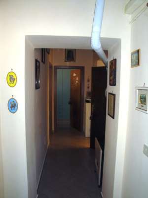 Abitazione in Sabaudia (Latina) Corso Vittorio Emanuele Iii 67D (piano secondo, interno 17). Composto da: Ingresso, disimpegno, 3 camere, cucina, WC e ripostiglio + Locale di deposito (250 millesimi di proprietà) posto auto coperto. Identificativi [N.C.E.U.] Categoria Catastale A3 foglio 109 part. 44 sub. 36, con posto auto coperto ad uso esclusivo al foglio 109 part. 44 sub. 60 e deposito ad uso comune (millesimi di proprietà 250) al foglio 109 part. 44 sub. 47.. Mq 104. Libero. Piena proprietà