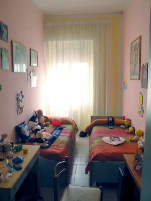 Abitazione in Sabaudia (Latina) Corso Vittorio Emanuele Iii 67D (piano secondo, interno 17). Composto da: Ingresso, disimpegno, 3 camere, cucina, WC e ripostiglio + Locale di deposito (250 millesimi di proprietà) posto auto coperto. Identificativi [N.C.E.U.] Categoria Catastale A3 foglio 109 part. 44 sub. 36, con posto auto coperto ad uso esclusivo al foglio 109 part. 44 sub. 60 e deposito ad uso comune (millesimi di proprietà 250) al foglio 109 part. 44 sub. 47.. Mq 104. Libero. Piena proprietà