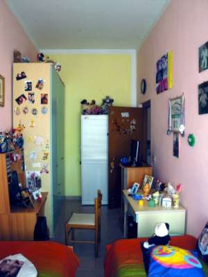 Abitazione in Sabaudia (Latina) Corso Vittorio Emanuele Iii 67D (piano secondo, interno 17). Composto da: Ingresso, disimpegno, 3 camere, cucina, WC e ripostiglio + Locale di deposito (250 millesimi di proprietà) posto auto coperto. Identificativi [N.C.E.U.] Categoria Catastale A3 foglio 109 part. 44 sub. 36, con posto auto coperto ad uso esclusivo al foglio 109 part. 44 sub. 60 e deposito ad uso comune (millesimi di proprietà 250) al foglio 109 part. 44 sub. 47.. Mq 104. Libero. Piena proprietà