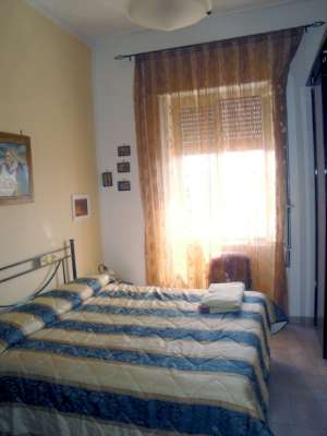 Abitazione in Sabaudia (Latina) Corso Vittorio Emanuele Iii 67D (piano secondo, interno 17). Composto da: Ingresso, disimpegno, 3 camere, cucina, WC e ripostiglio + Locale di deposito (250 millesimi di proprietà) posto auto coperto. Identificativi [N.C.E.U.] Categoria Catastale A3 foglio 109 part. 44 sub. 36, con posto auto coperto ad uso esclusivo al foglio 109 part. 44 sub. 60 e deposito ad uso comune (millesimi di proprietà 250) al foglio 109 part. 44 sub. 47.. Mq 104. Libero. Piena proprietà