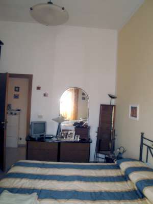Abitazione in Sabaudia (Latina) Corso Vittorio Emanuele Iii 67D (piano secondo, interno 17). Composto da: Ingresso, disimpegno, 3 camere, cucina, WC e ripostiglio + Locale di deposito (250 millesimi di proprietà) posto auto coperto. Identificativi [N.C.E.U.] Categoria Catastale A3 foglio 109 part. 44 sub. 36, con posto auto coperto ad uso esclusivo al foglio 109 part. 44 sub. 60 e deposito ad uso comune (millesimi di proprietà 250) al foglio 109 part. 44 sub. 47.. Mq 104. Libero. Piena proprietà