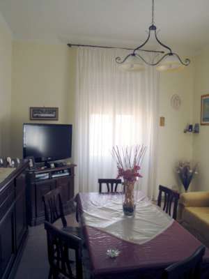 Abitazione in Sabaudia (Latina) Corso Vittorio Emanuele Iii 67D (piano secondo, interno 17). Composto da: Ingresso, disimpegno, 3 camere, cucina, WC e ripostiglio + Locale di deposito (250 millesimi di proprietà) posto auto coperto. Identificativi [N.C.E.U.] Categoria Catastale A3 foglio 109 part. 44 sub. 36, con posto auto coperto ad uso esclusivo al foglio 109 part. 44 sub. 60 e deposito ad uso comune (millesimi di proprietà 250) al foglio 109 part. 44 sub. 47.. Mq 104. Libero. Piena proprietà