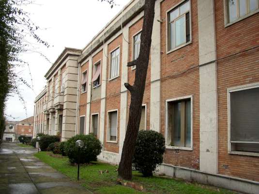 Abitazione in San Giorgio A Cremano (Napoli) Via Lagno 13 (piano primo, interno 13). Composto da: Ingresso, 2 disimpegni, 5 camere, cucina, wc e balconcino + deposito posto auto coperto. Identificativi [N.C.E.U.] Categoria Catastale A4 foglio 8 part. 182 sub. 26, con deposito ad uso esclusivo al foglio 8 part. 182 sub. 11 e posto auto coperto ad uso esclusivo al foglio 8 part. 286 sub. 5.. Mq 165. Libero. Piena proprietà