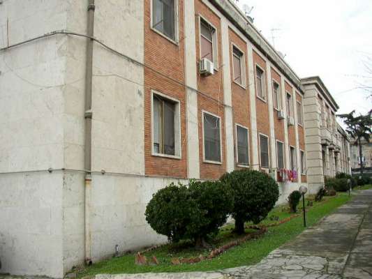 Abitazione in San Giorgio A Cremano (Napoli) Via Lagno 13 (piano primo, interno 13). Composto da: Ingresso, 2 disimpegni, 5 camere, cucina, wc e balconcino + deposito posto auto coperto. Identificativi [N.C.E.U.] Categoria Catastale A4 foglio 8 part. 182 sub. 26, con deposito ad uso esclusivo al foglio 8 part. 182 sub. 11 e posto auto coperto ad uso esclusivo al foglio 8 part. 286 sub. 5.. Mq 165. Libero. Piena proprietà