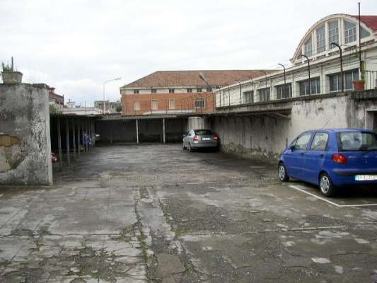 Abitazione in San Giorgio A Cremano (Napoli) Via Lagno 13 (piano primo, interno 13). Composto da: Ingresso, 2 disimpegni, 5 camere, cucina, wc e balconcino + deposito posto auto coperto. Identificativi [N.C.E.U.] Categoria Catastale A4 foglio 8 part. 182 sub. 26, con deposito ad uso esclusivo al foglio 8 part. 182 sub. 11 e posto auto coperto ad uso esclusivo al foglio 8 part. 286 sub. 5.. Mq 165. Libero. Piena proprietà