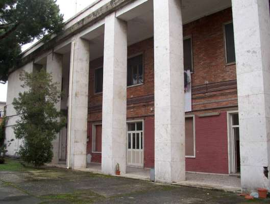 Abitazione in San Giorgio A Cremano (Napoli) Via Lagno 13 (piano primo, interno 13). Composto da: Ingresso, 2 disimpegni, 5 camere, cucina, wc e balconcino + deposito posto auto coperto. Identificativi [N.C.E.U.] Categoria Catastale A4 foglio 8 part. 182 sub. 26, con deposito ad uso esclusivo al foglio 8 part. 182 sub. 11 e posto auto coperto ad uso esclusivo al foglio 8 part. 286 sub. 5.. Mq 165. Libero. Piena proprietà