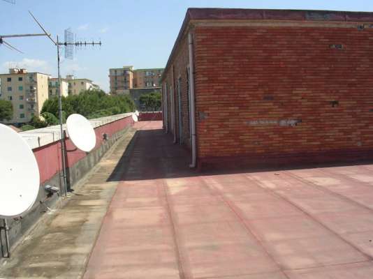 Abitazione in San Giorgio A Cremano (Napoli) Via Lagno 13 (piano primo, interno 13). Composto da: Ingresso, 2 disimpegni, 5 camere, cucina, wc e balconcino + deposito posto auto coperto. Identificativi [N.C.E.U.] Categoria Catastale A4 foglio 8 part. 182 sub. 26, con deposito ad uso esclusivo al foglio 8 part. 182 sub. 11 e posto auto coperto ad uso esclusivo al foglio 8 part. 286 sub. 5.. Mq 165. Libero. Piena proprietà